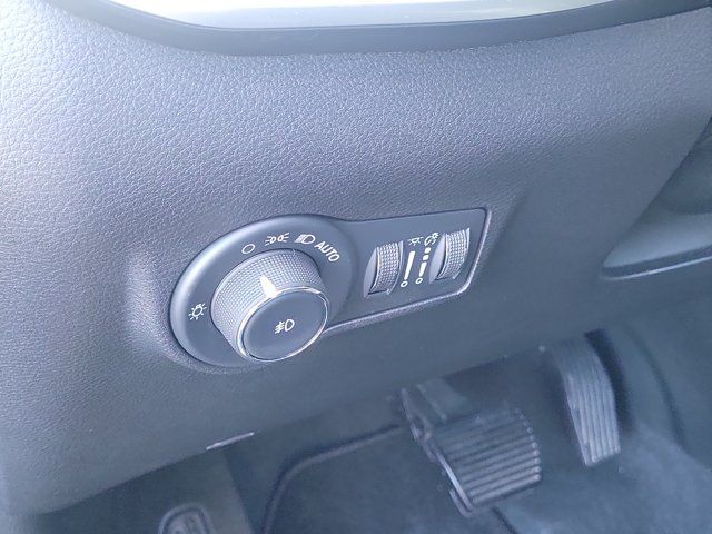 Used 2022 Black Jeep Latitude image 18