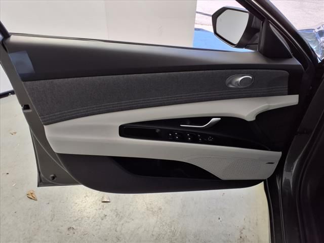 2025 Hyundai Elantra Limited photo