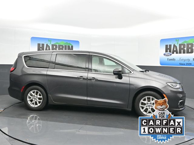 2023 Chrysler Pacifica Touring L photo
