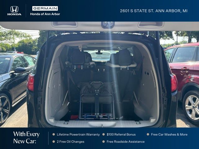Used 2019 Brilliant Black Crystal Pearlcoat Chrysler Limited image 14