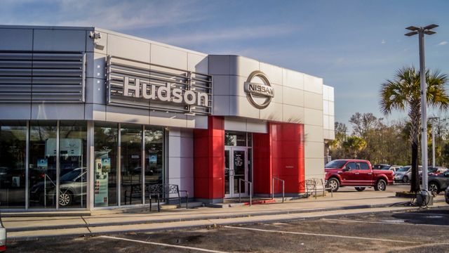 2025 Gun Metallic/Scarlet Ember Tintcoat Nissan Kicks SR FWD SUV