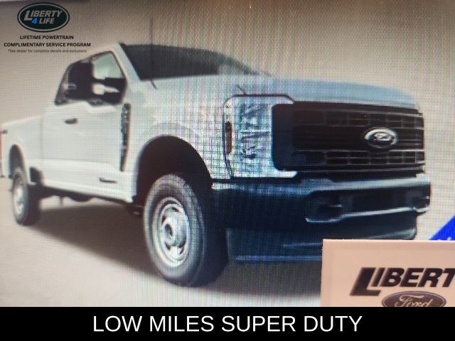 Oxford White 2025 Ford F-250 Super Duty Pickup Truck Four-Wheel Drive Automatic
