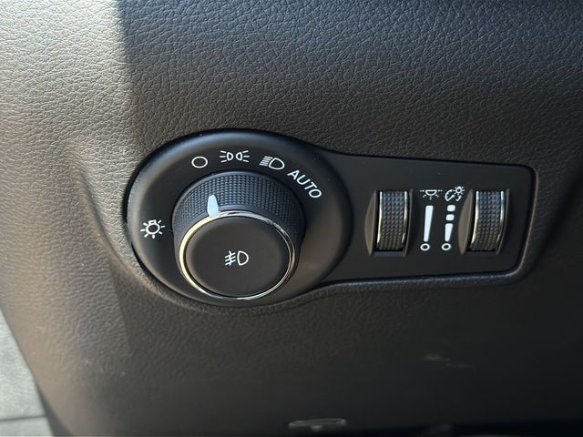 Used 2025 Silver Jeep Latitude image 29