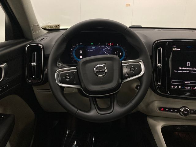 2023 Volvo XC40 B5 Plus Dark Theme