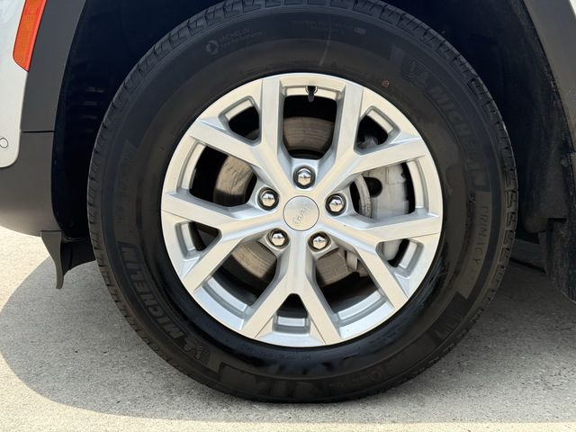 2023 Jeep Grand Cherokee Limited Silver at River Oaks CDJR