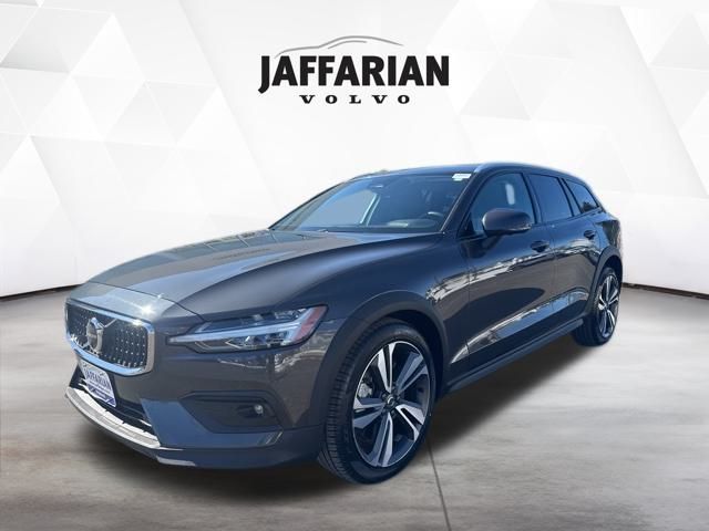 2025 Volvo V60 Cross Country B5 Plus AWD