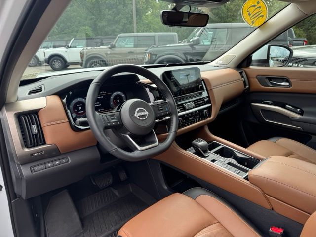 Used 2025 White Nissan Platinum image 26