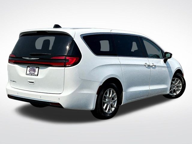 Used 2024 Chrysler Pacifica Van