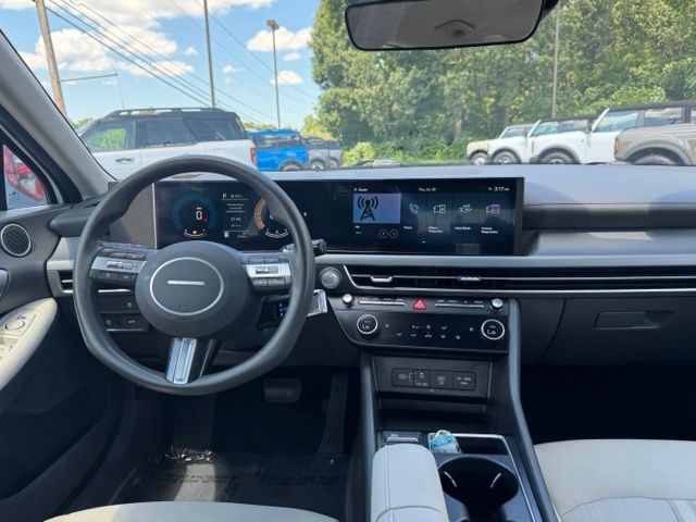 Used 2025 White Hyundai SEL image 16