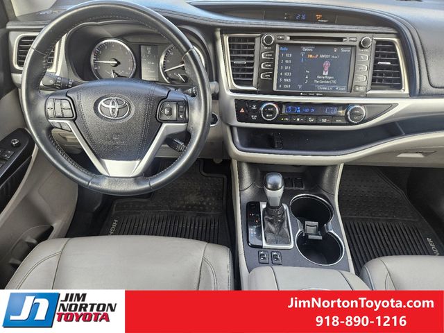 2016 Toyota Highlander XLE V6 28