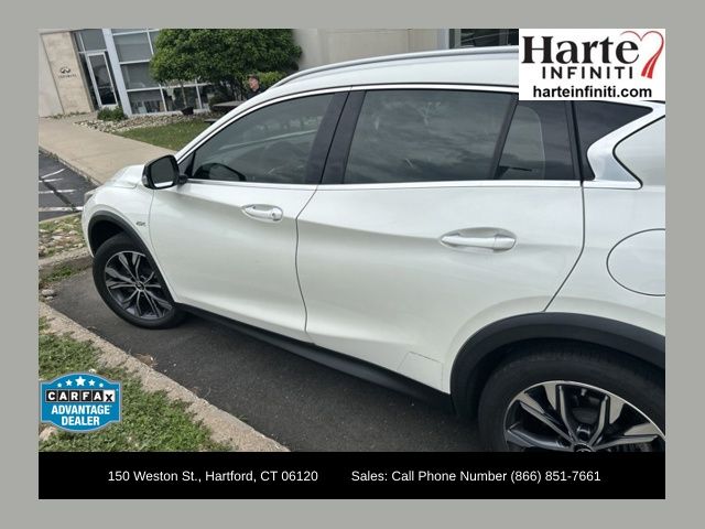 2017 INFINITI QX30 Premium AWD's photo