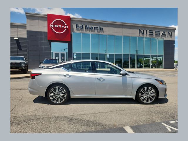 Brilliant Silver Metallic 2024 Nissan Altima Sedan Front-Wheel Drive Continuously Variable Transmission