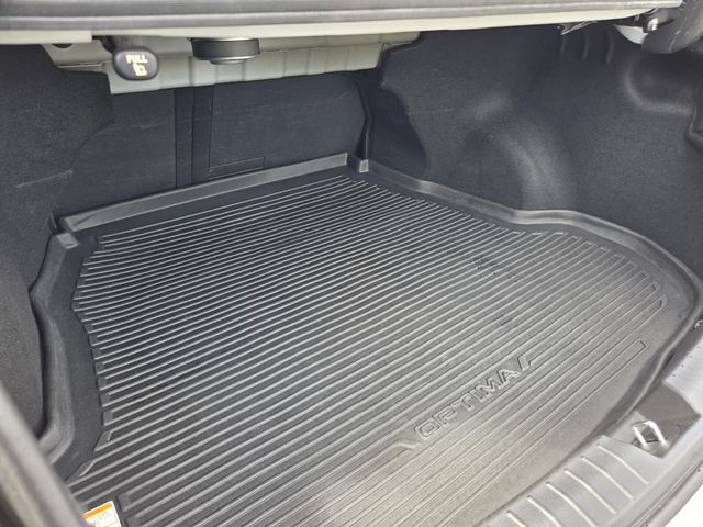 Used 2015 White Kia EX image 31