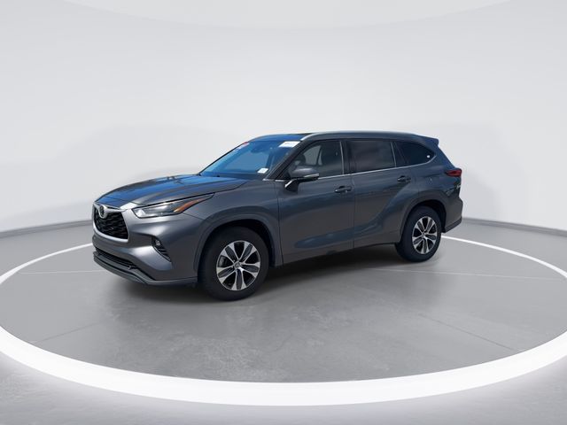 Used 2022 Gray Toyota XLE image 4