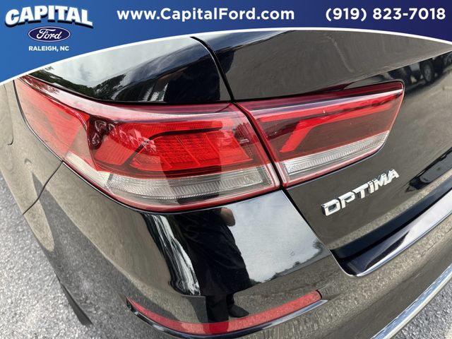 Used 2020 Black Kia SE image 15