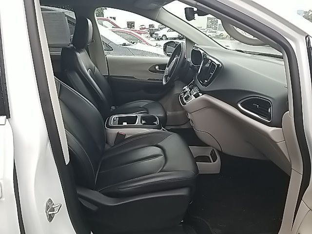 Used 2024 Chrysler Pacifica Van