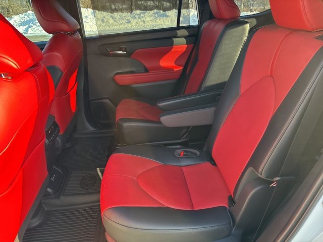 used 2022 Toyota Highlander car, priced at $31,899