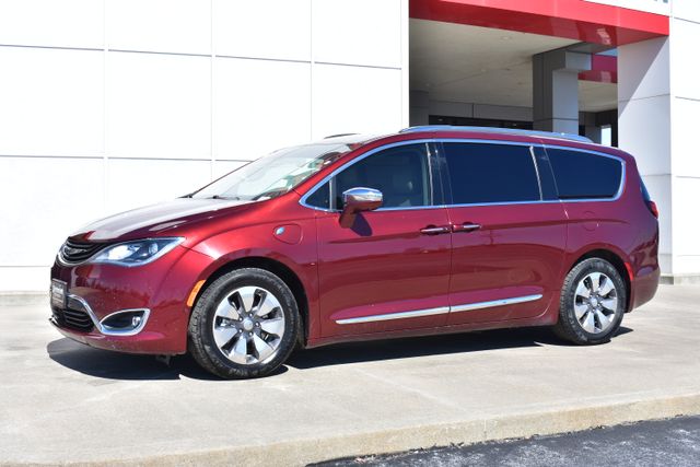 Used 2018 Chrysler Pacifica Hybrid Limited with VIN 2C4RC1N71JR126790 for sale in Quincy, IL