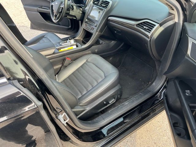 Used 2018 Shadow Black Ford SE image 16