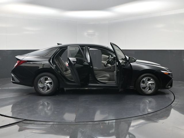 2024 Hyundai Elantra SE Black at DeMontrond Auto Country