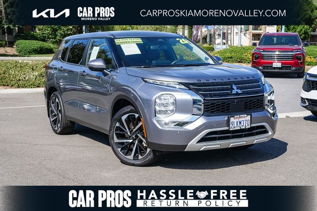 Mercury Gray Metallic/Black Roof 2024 Mitsubishi Outlander SUV / Crossover Front-Wheel Drive Continuously Variable Transmission
