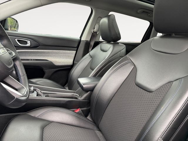 Used 2022 Gray Jeep Latitude image 11