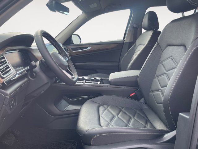 New 2026 Black Volkswagen SE w/Technology image 9