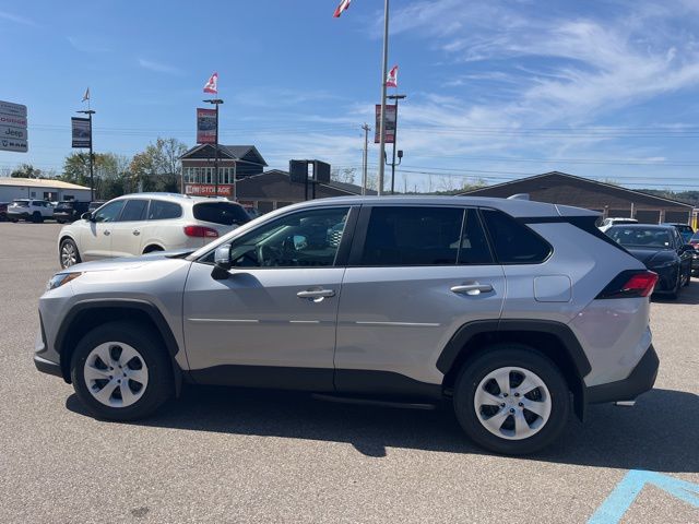 2025 Toyota RAV4 LE photo 7