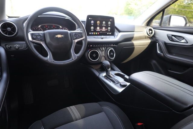 View vehicle photo 4