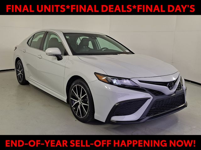 2023 Toyota Camry SE's photo