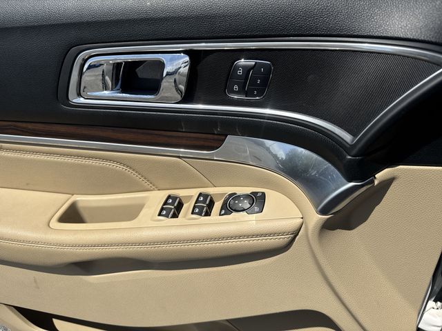 Used 2017 White Ford Limited image 31