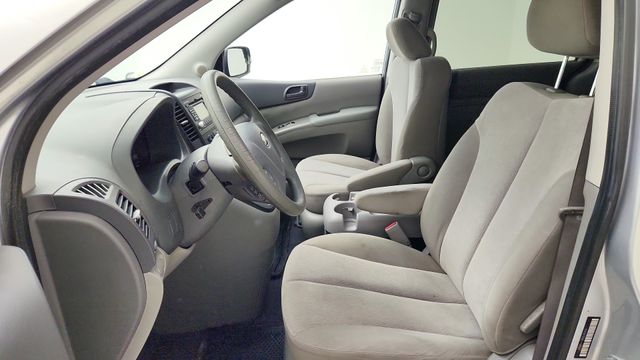 2011 Kia Sedona LX - 9
