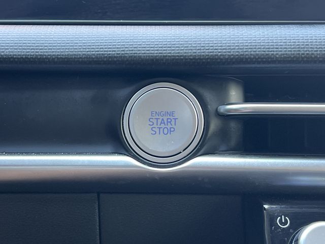 Used 2025 White Hyundai SEL Convenience image 27