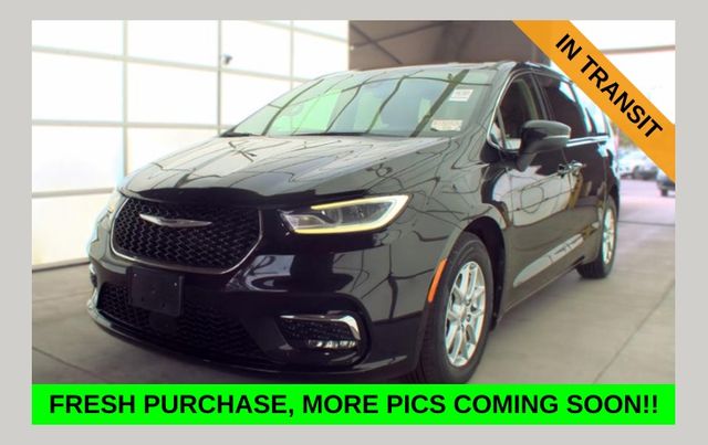 Brilliant Black Crystal Pearlcoat 2023 Chrysler Pacifica Minivan Front-Wheel Drive 9-Speed Automatic