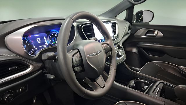 Used 2025 Chrysler Pacifica Van