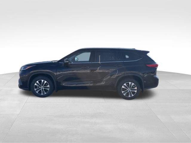 used 2021 Toyota Highlander car, priced at $28,899