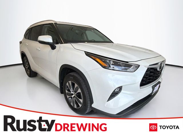 White (Wind Chill Pearl) 2026 Toyota Highlander XLE AWD SUV / Crossover All-Wheel Drive 8-Speed Automatic
