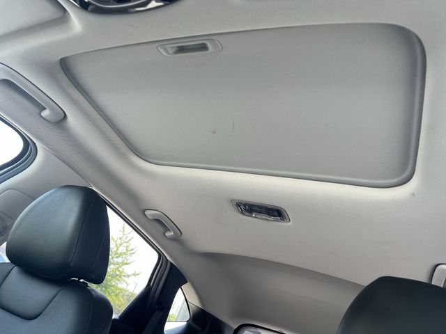 Used 2025 White Hyundai SEL Convenience image 18