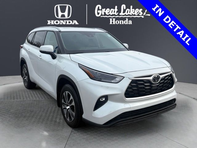 White (Wind Chill Pearl) 2022 Toyota Highlander XLE AWD SUV / Crossover All-Wheel Drive 8-Speed Automatic