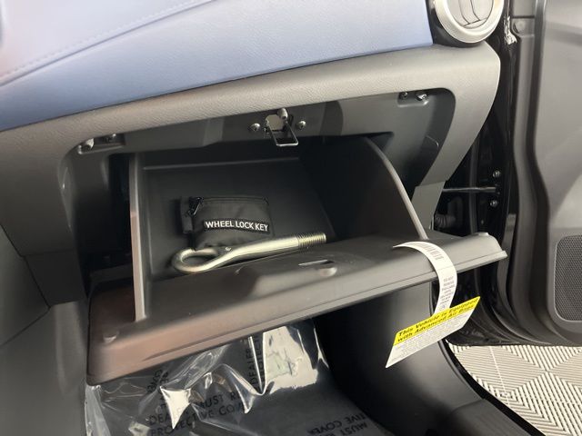 2025 Super Black Metallic Nissan Versa 1.6 SV FWD Sedan
