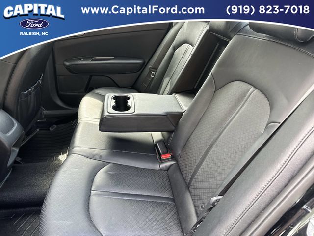 Used 2020 Black Kia SE image 18