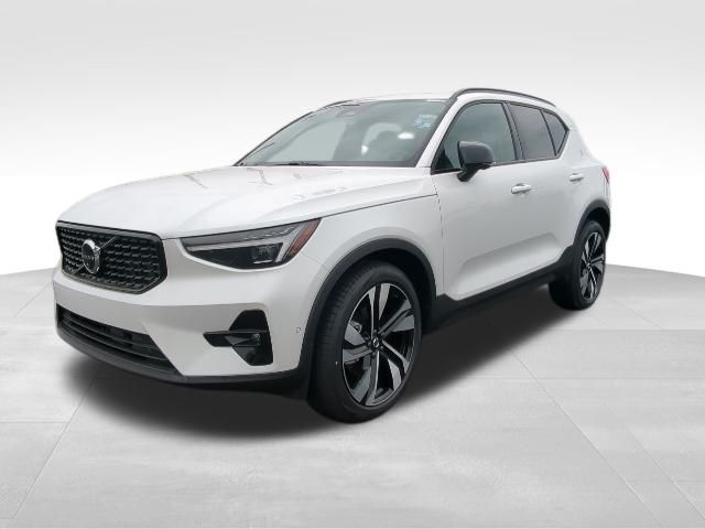 2025 Volvo XC40 B5 Ultra Dark Theme