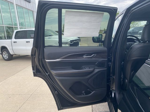 2026 Jeep Grand Cherokee - Diamond Black exterior view 19