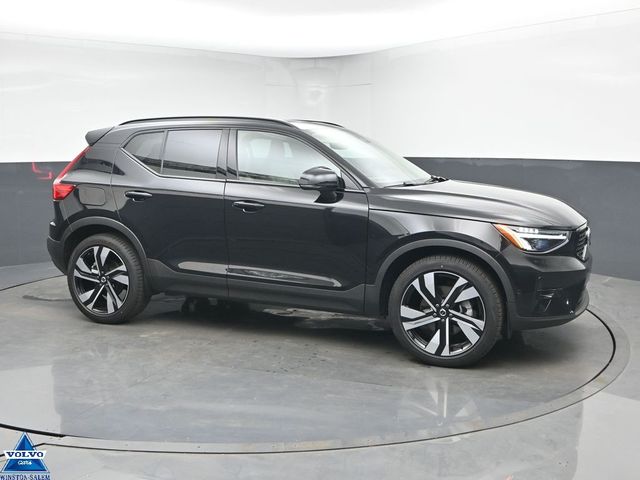 2024 Volvo XC40 B5 Plus Dark Theme AWD