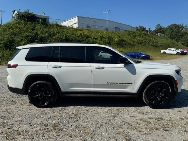 Used 2022 White Jeep Altitude image 10