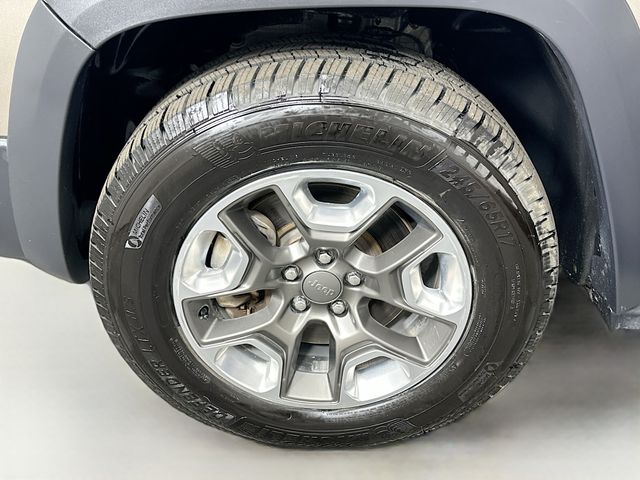 Thumbnail: 2019 Jeep Cherokee - 32