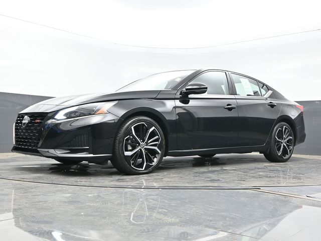 2024 Super Black Clearcoat Nissan Altima 2.0 SR FWD Sedan