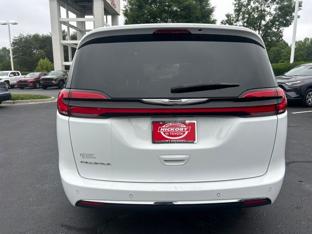 Used 2025 Chrysler Pacifica Van