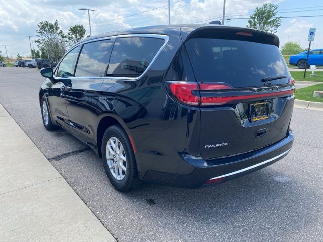 2027 Chrysler Pacifica Select - Diamond Black exterior view 7