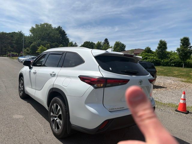 2022 Toyota Highlander XLE Off-white at Carlisle Cadillac Buick GMC